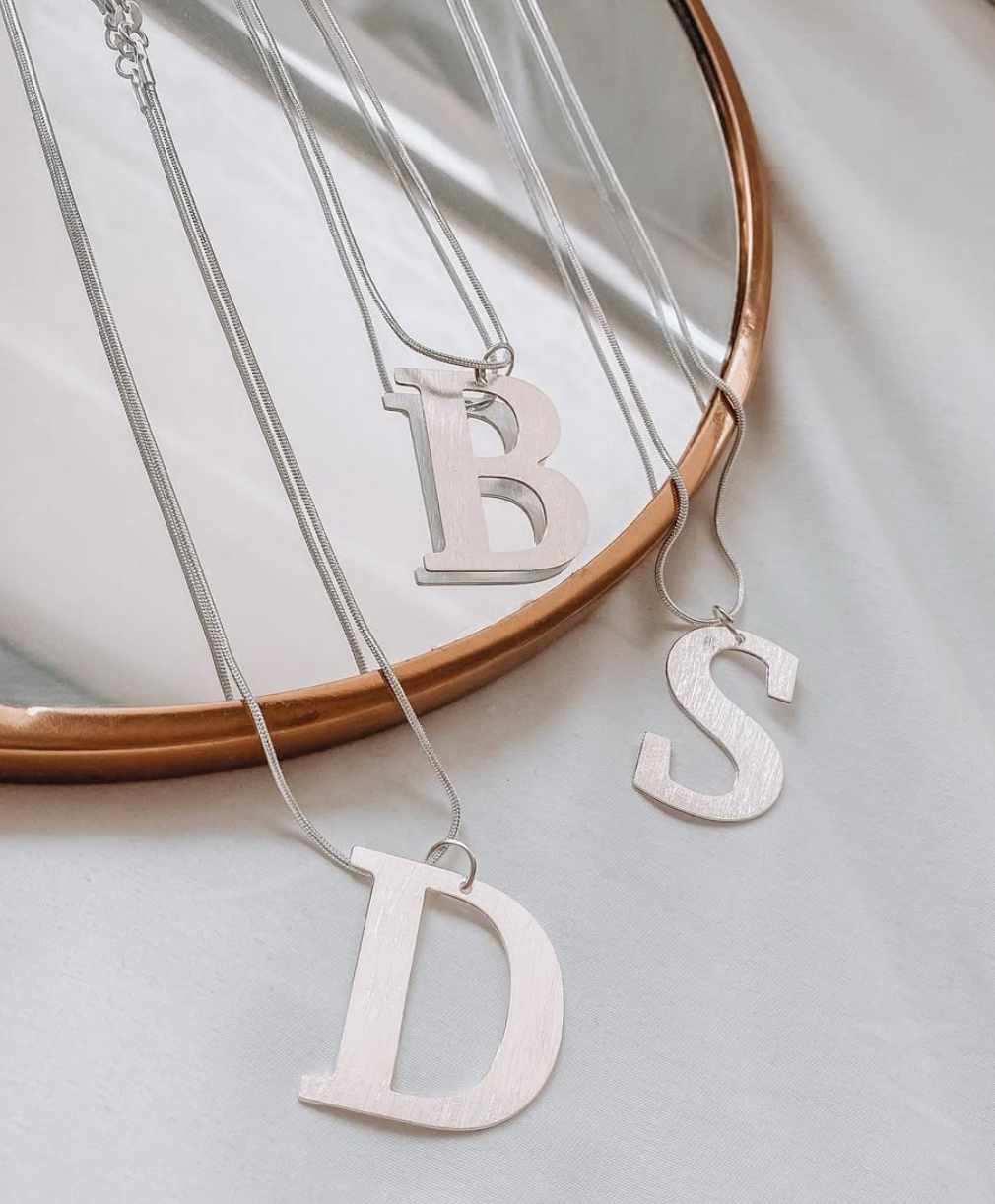 COLLAR LETRA PLATA